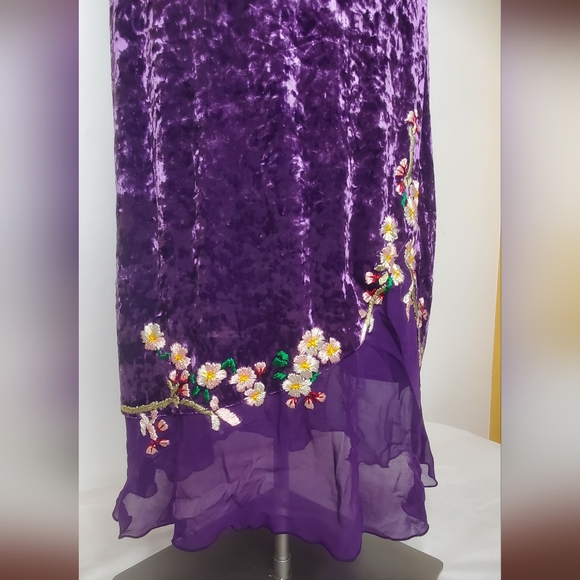Betsy Johnson Size 4 Elegant Velvet Membroidered And Sheer Hem In Purple Dress - Picture 4 of 13